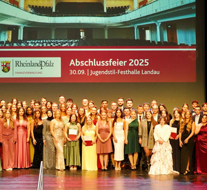 Gruppenbild der Absolventen der Ausbildung zum Finanzwirt bzw. zur Finanzwirtin